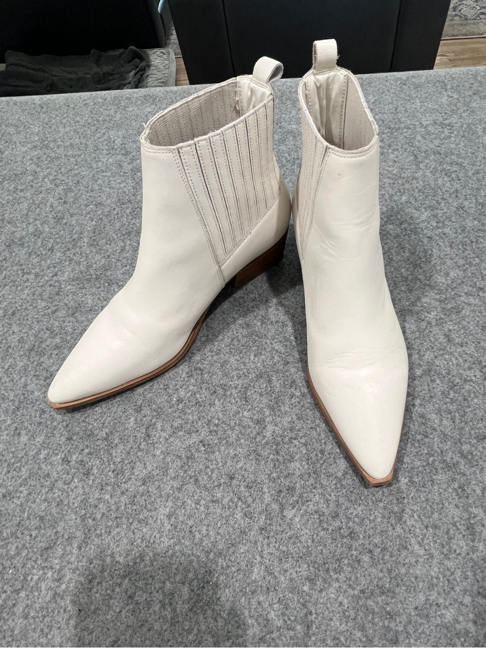 Marc Fisher  Pointed Toe Mlyarita Ankle Boots off white - Picture 3 of 4